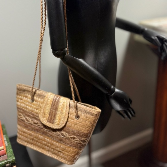 Stylish Tan and Brown Woven Bag - Picture 2 of 8